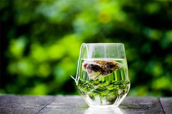 水摇动器で鳥浴盆の蚊を防ぎ、鳥を引き寄せる簡単な方法